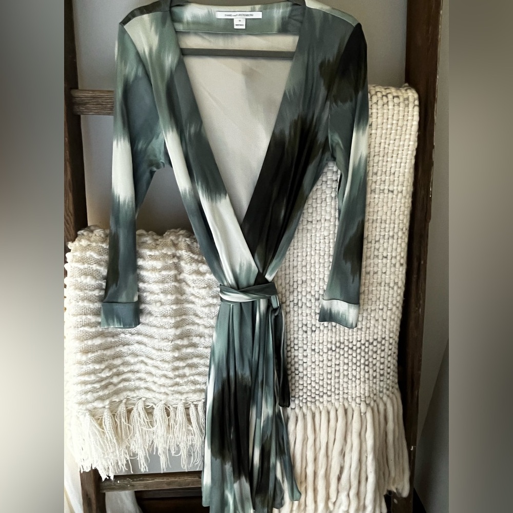 Diane Von Furstenberg 3/4 sleeve wrap dress